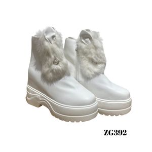 Botin blanco detalles peludo