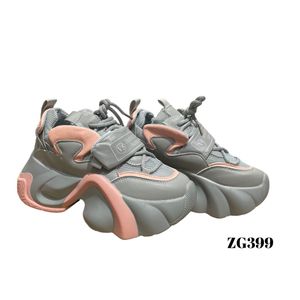 Tenis gris detalles rosados