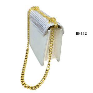 Bolso blanco apliques plateados detalle cadena dorada