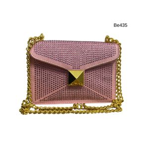 Bolso rosa apliques brillantes detalle cadena dorada