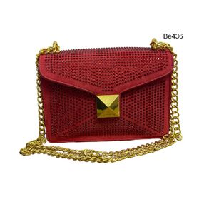 Bolso rojo apliques brillantes detalle cadena dorada