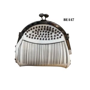 Bolso blanco apliques y cadenas plateadas