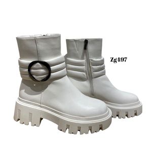 Botin blanco aplique negro