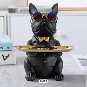 Articulo decorativo perro sentado negro bandeja en las manos