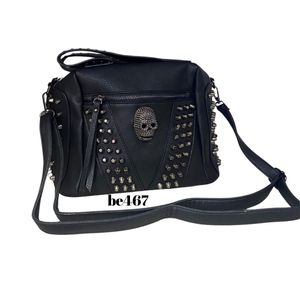 Bolso negro apliques calavera