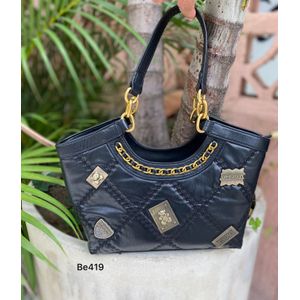 bolso negro detalles cadena dorada