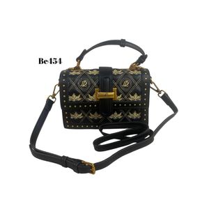 Bolso-negro-textura -apliques-dorados