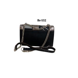 Bolso negro detalles plateados apliques