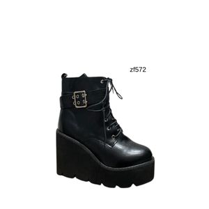 Botin negro correa plataforma