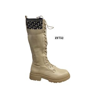 Bota caña alta beige detalles