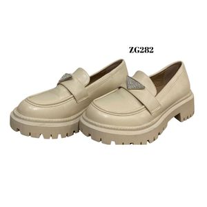 Mocasine beige aplique plateado brillante