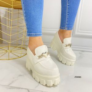 Mocasine blanco aplique plateado plataforma