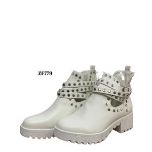 Botin blanco accesorios taches plateados