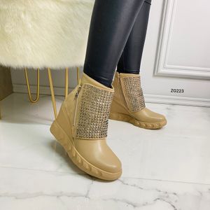 Botin beige apliques plateados plataforma