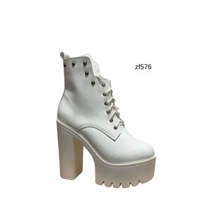 Botin blanco apliques plateados tacon