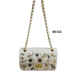 Bolso blanco detalles apliques dorados