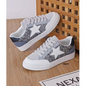 Tenis gris detalle azul apliques brillantes