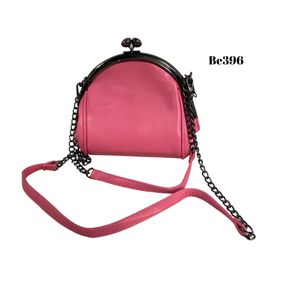 Bolso rosa apliques y cadenas plateadas