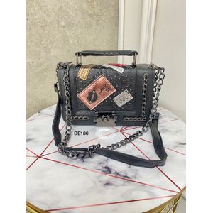 bolso negro detalles plateados