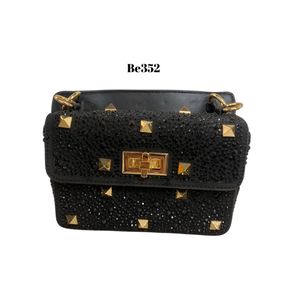 Bolso negro apliques brillantes detalles cadena dorada