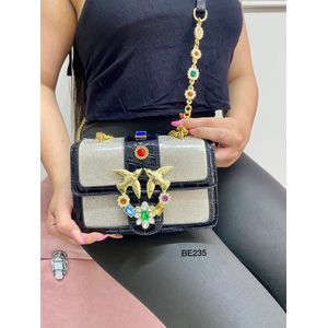 Bolso negro apliques piedras brillantes