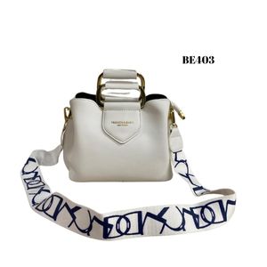 Bolso Blanco Detalles Dorados