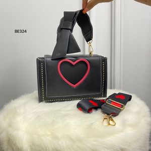 Bolso negro detalle rosa apliques dorados