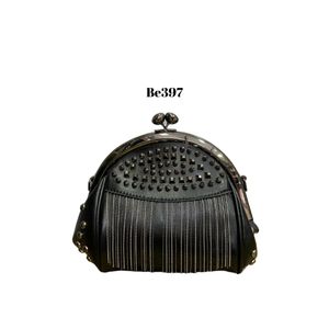 Bolso negro apliques y cadenas plateadas