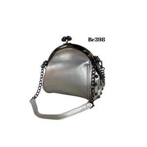 Bolso  plateado apliques y cadenas plateadas