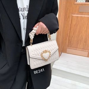 Bolso textura blanca aplique dorado