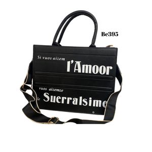 Bolso negro detalles blanco