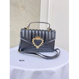 Bolso negro textura aplique corazón dorado