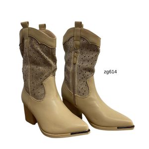 Botin texano beige apliques plateado brillante tacon