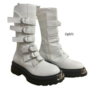 Bota blanco detalle correas suela negro