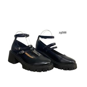 Zapato negro detalles correas tacon