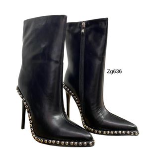 Bota negro apliques plateado borde tacon puntilla