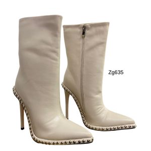 Bota beige apliques plateado borde tacon puntilla