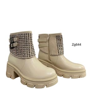 Botin beige doblez apliques plateado tacon