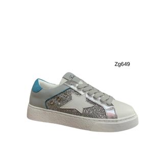 Tenis plateado apliques brillantes detalle azul suela