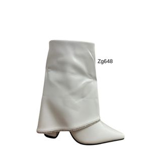 Botin blanco doblez apliques plateado tacon