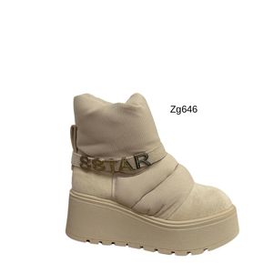 Botin beige detalle letras plateado suela