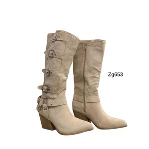 Bota texana beige detalles correas tacon